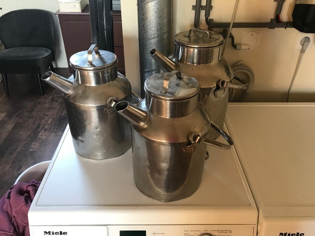 3 retro RVS schenkkannen met deksel  1 grote en 2 kleinere, Ophalen