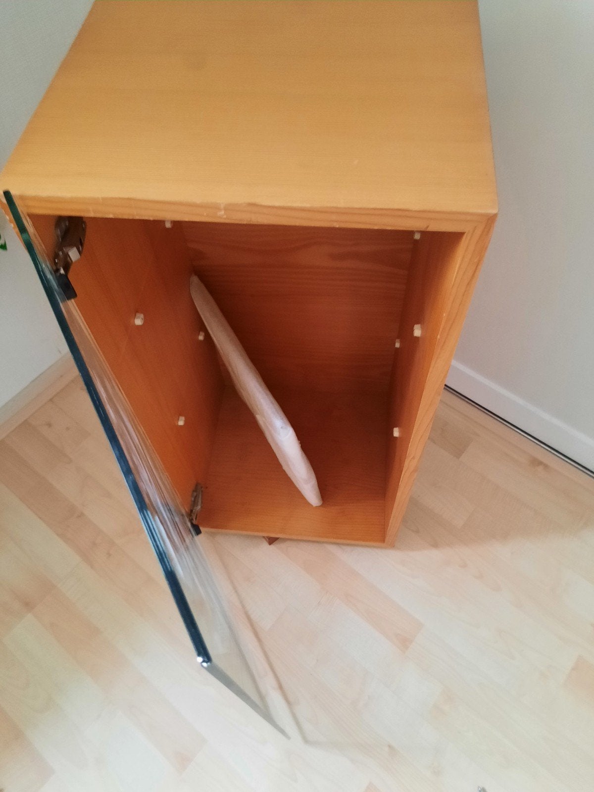 Aangeboden wegens verhuizing, houten vitrinekast met glazen, Huis en Inrichting, Kasten | Vitrinekasten, Ophalen, Minder dan 50 cm