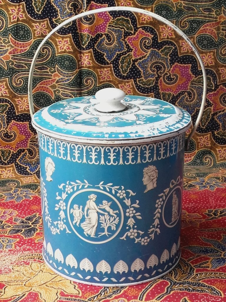 Mooi oud vintage koekjesblik uit Engeland 19,5 cm.