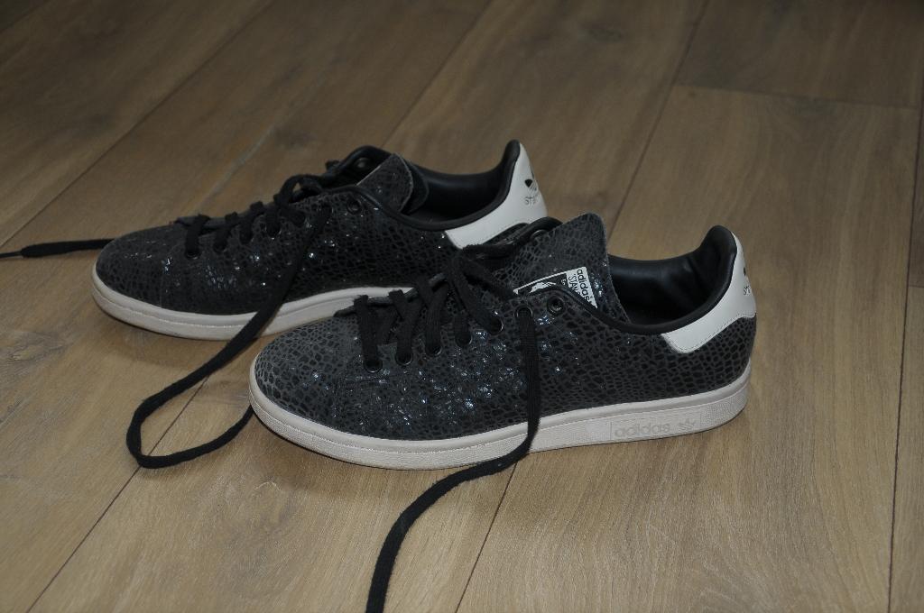 Zwarte Adidas Stan Smith met slangenprint, maat 39, ZGAN!!, Kleding | Dames, Schoenen, Adidas, Zwart, Ophalen of Verzenden, Sneakers of Gympen