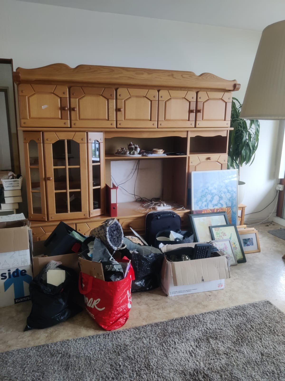 Gratis grote houten wandkast met veel opbergruimte