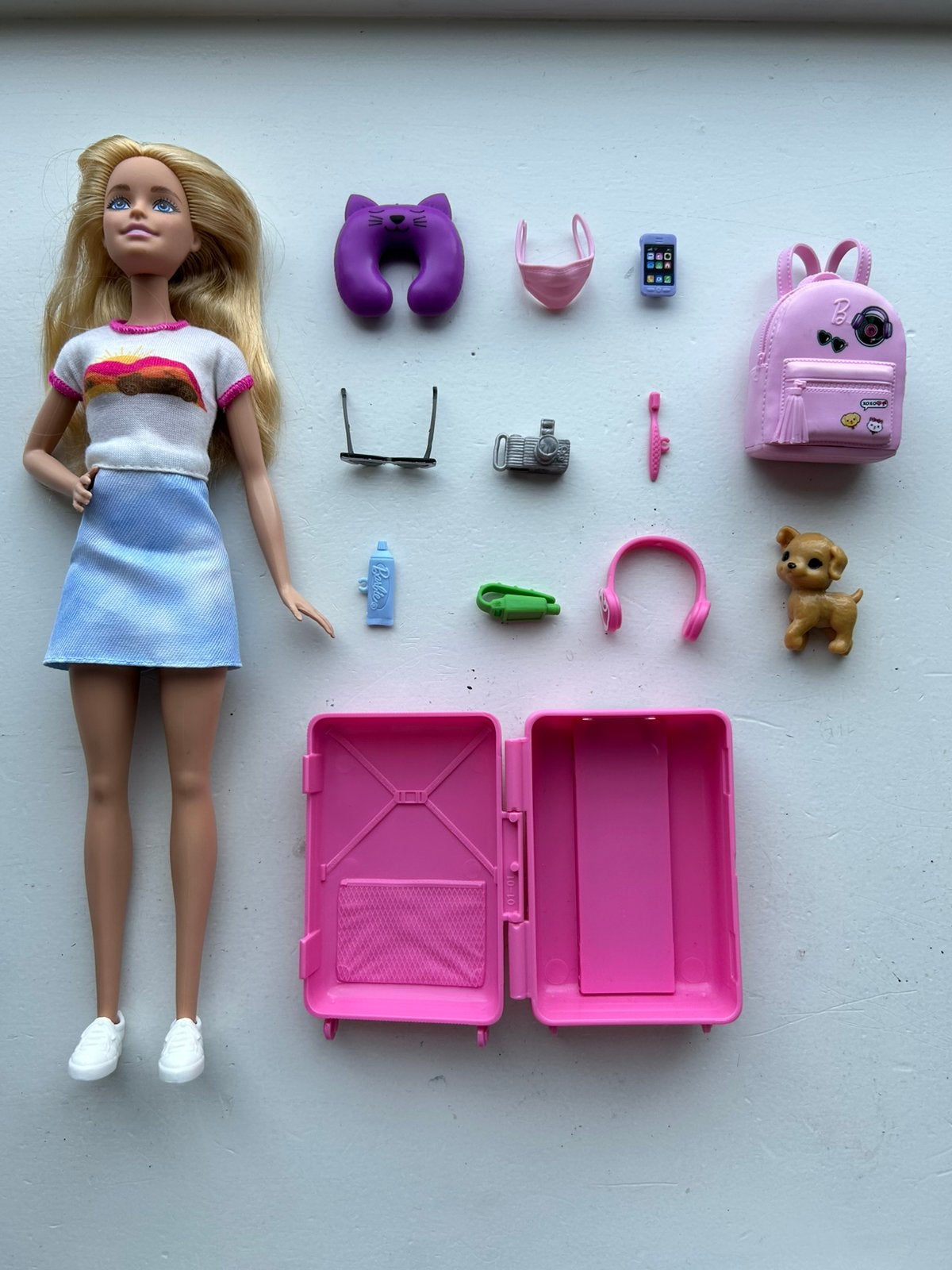 Barbie pop met roze koffer en accessoires, Kinderen en Baby's, Ophalen of Verzenden, Zo goed als nieuw, Barbie