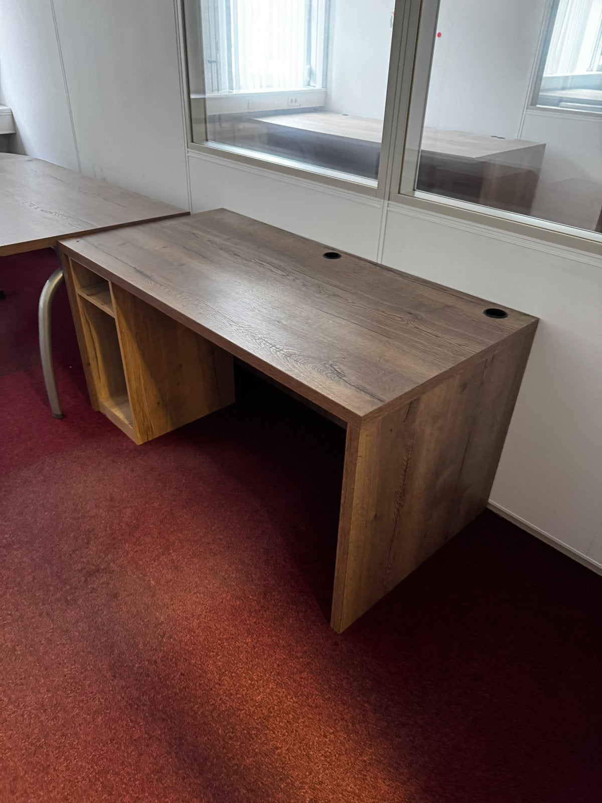Zeer mooie houten bureaus in nieuwstaat 75€