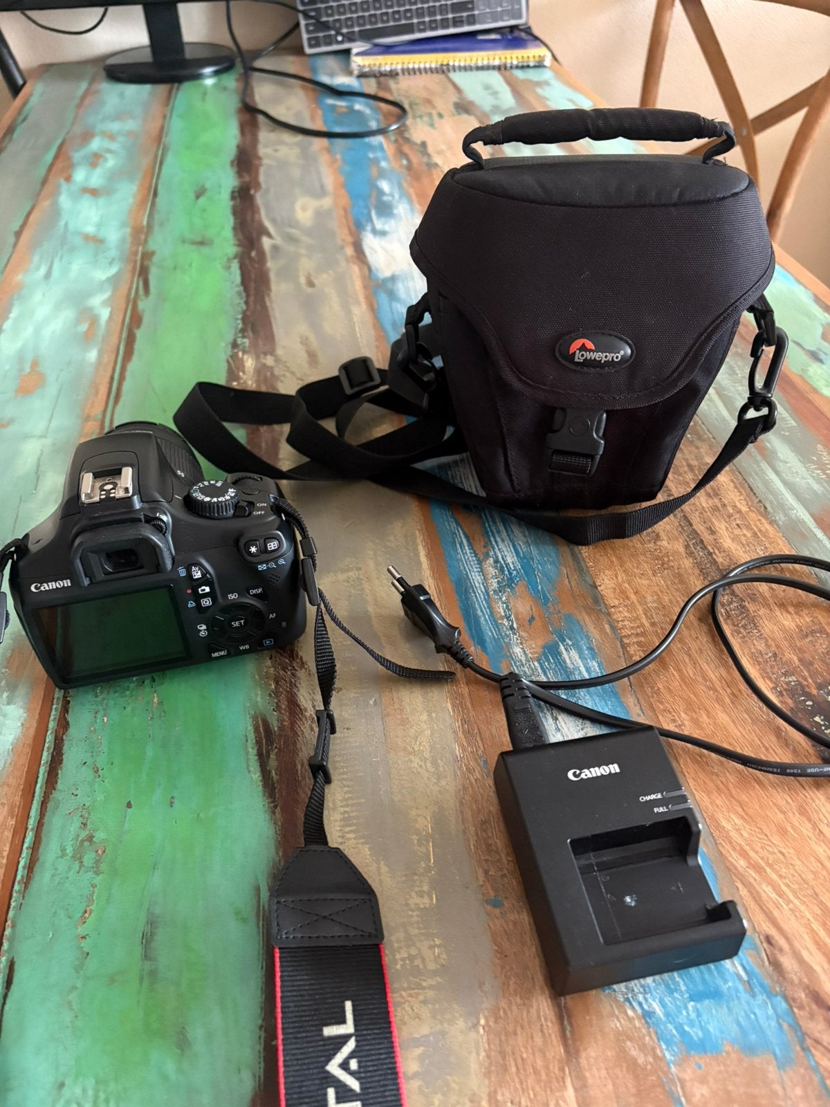 Canon EOS 1100D incl lens, oplader en cameratas, Audio, Tv en Foto, Fotocamera's Digitaal, Ophalen of Verzenden, Zo goed als nieuw