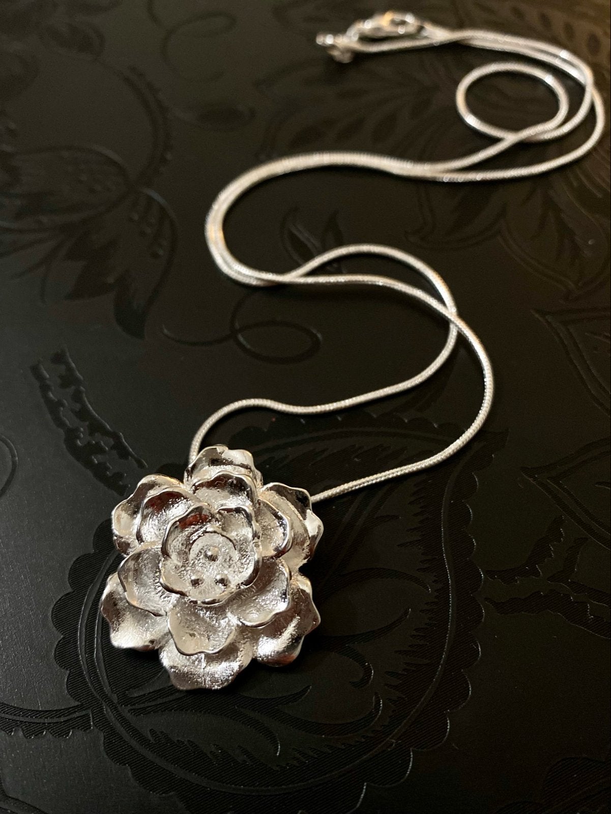 Echt zilveren ketting met roos hanger, Ophalen of Verzenden, Gebruikt, Zilver, Met hanger