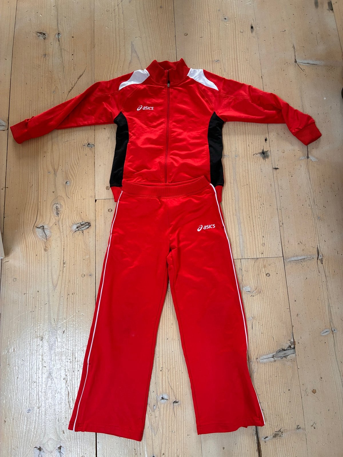 Asics Trainingspak Rood Maat 122/128, Ophalen, Gebruikt, Jongen of Meisje