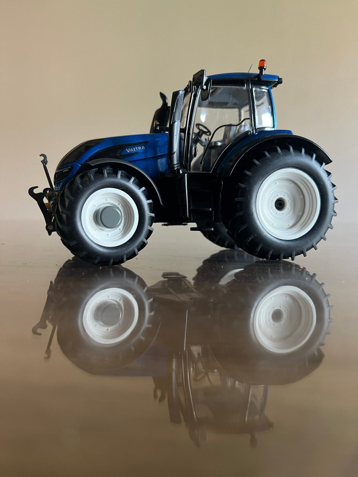 Valtra T 214 trekker Blauw metalic Wiking, Ophalen of Verzenden, Zo goed als nieuw, Tractor of Landbouw, Overige merken
