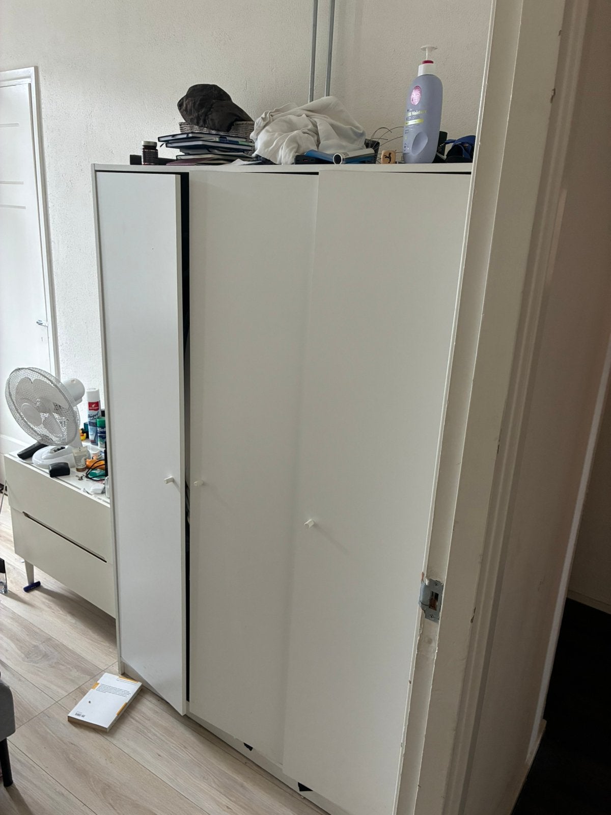 Ikea Closet 4 shelves and big closet, Huis en Inrichting, Kasten | Kledingkasten, Ophalen