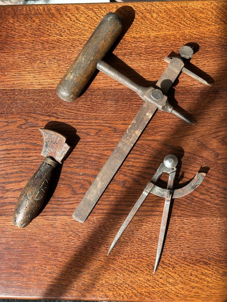 Antiek een pakkingsnijder, een steekpasser en een bollikker, Ophalen of Verzenden