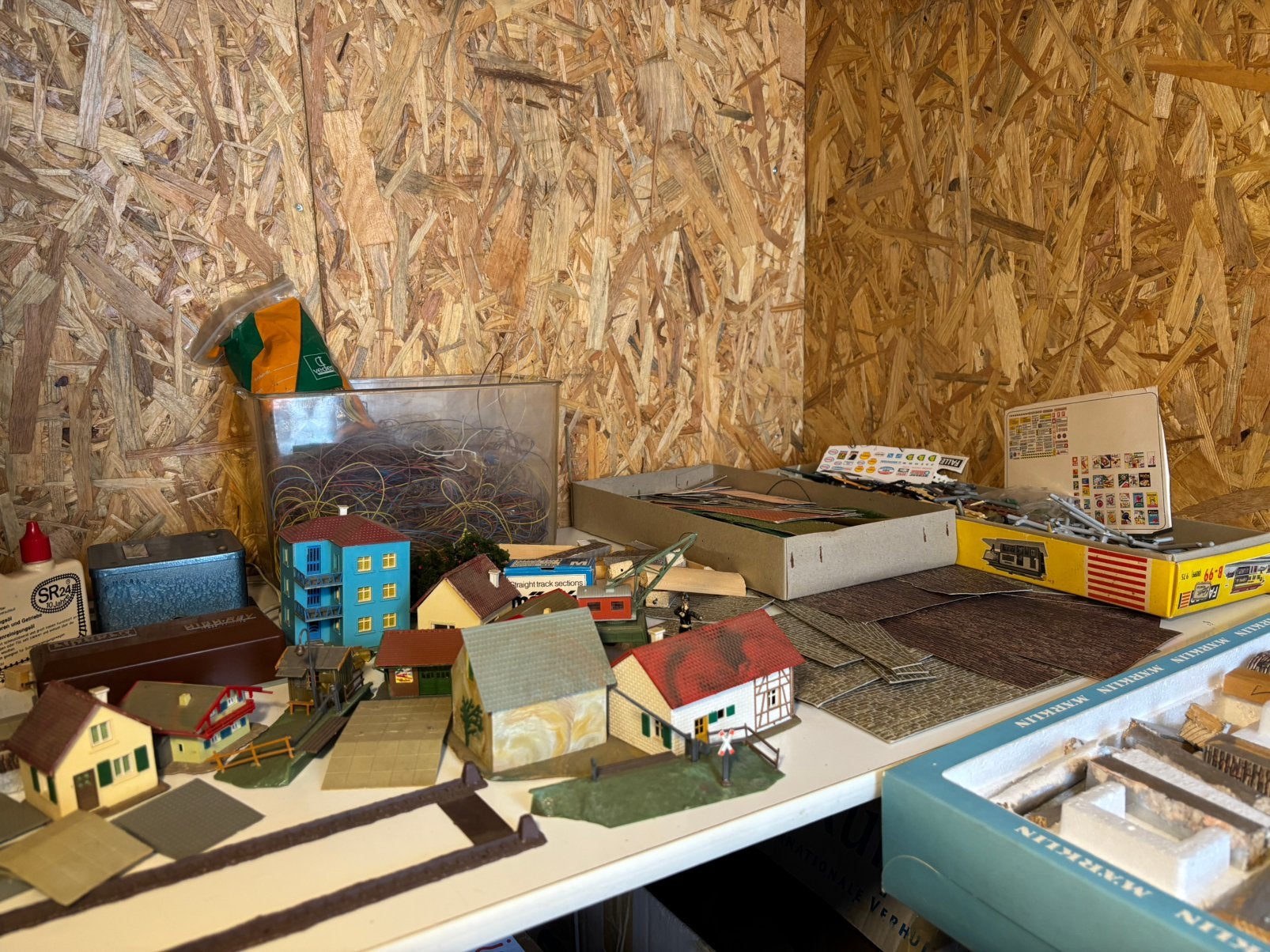 Partij Modelspoor onderdelen, gebouwen + landschapmateriaal, Hobby en Vrije tijd, Modeltreinen | H0, Ophalen of Verzenden