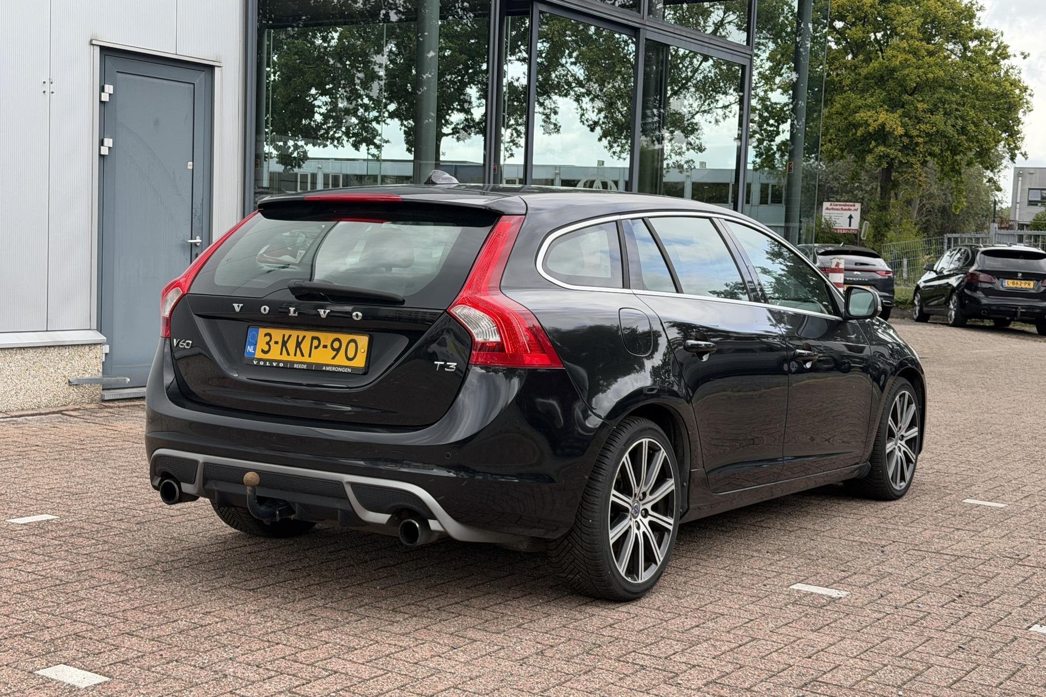 Volvo V60 1.6 T3 R-Design / Automaat / Trekhaak / Bluetooth, Gebruikt, Zwart, 4 cilinders, 150 pk