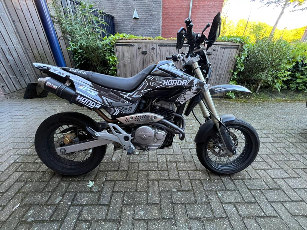 Honda FMX 650 in unieke kleurstelling - Supermoto, 644 cc, Gebruikt, Particulier, Minimaal motorrijbewijs A2