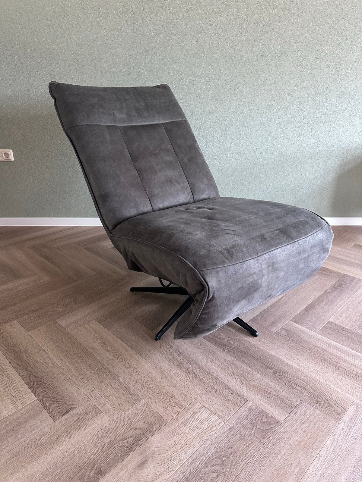 Comfortabele grijze relaxfauteuil met draaivoet, Huis en Inrichting, Fauteuils, Ophalen, 100 tot 125 cm, Zo goed als nieuw, 75 tot 100 cm