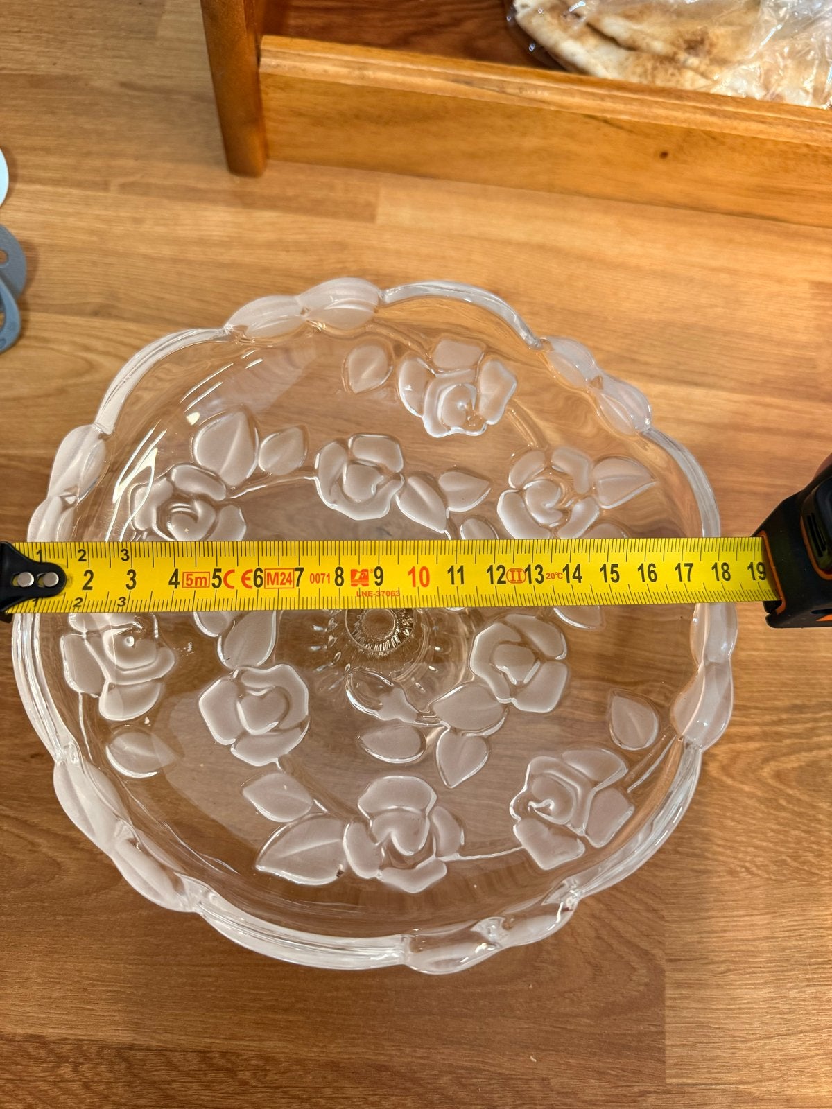 Glazen schaal op voet met rozenmotief, Schaal, Rond, Ophalen of Verzenden, Glas