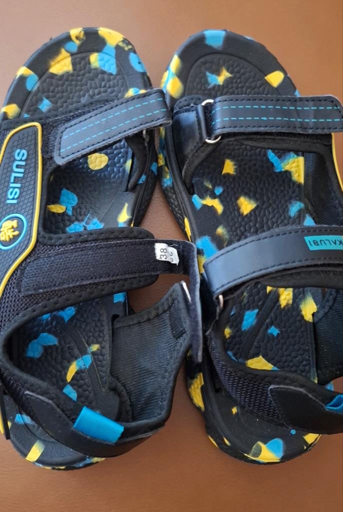 Stoere Sandalen voor jongen maat 38. Nieuw., Ophalen, Overige typen, Zo goed als nieuw, Kalubi