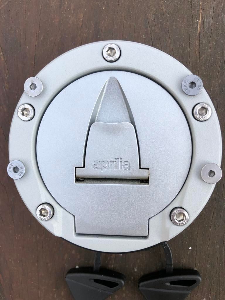 Aprilia Tankdop met ring voor tanktas aansluiting, Ophalen of Verzenden, Nieuw