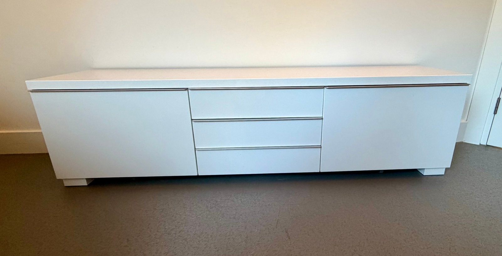 Tv meubel wit, Ophalen, 150 tot 200 cm, Zo goed als nieuw, Met deur(en)
