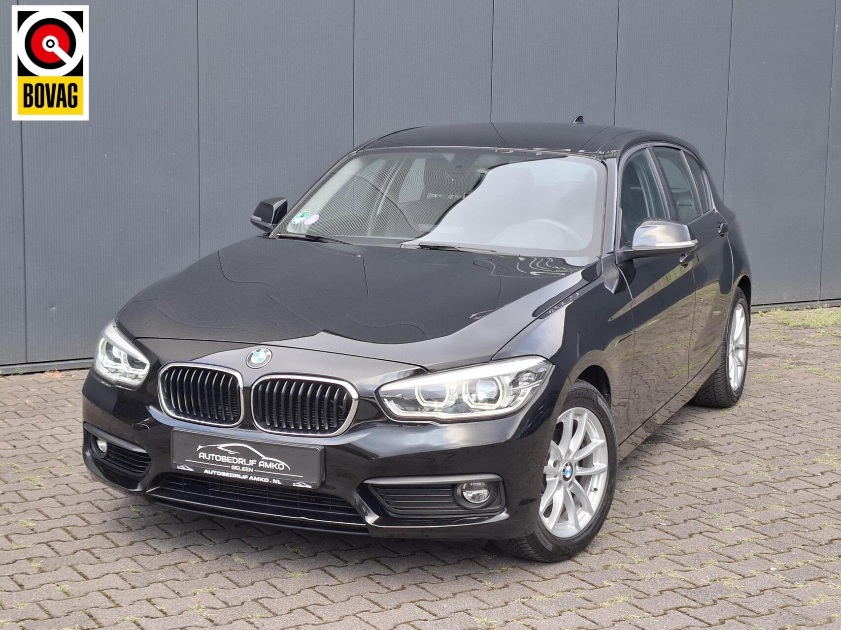 BMW 1-serie 118i AUTOMAAT / LED / 12 MAANDEN GARANTIE, Auto's, Gebruikt, Zwart, Bedrijf, 650 kg