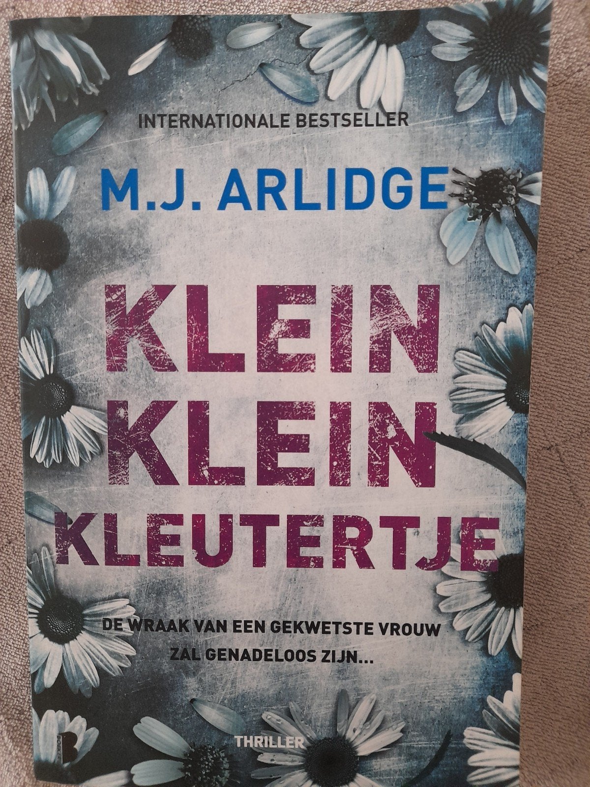 M.j.arlidge klein klein kleutertje, Ophalen of Verzenden, Gelezen