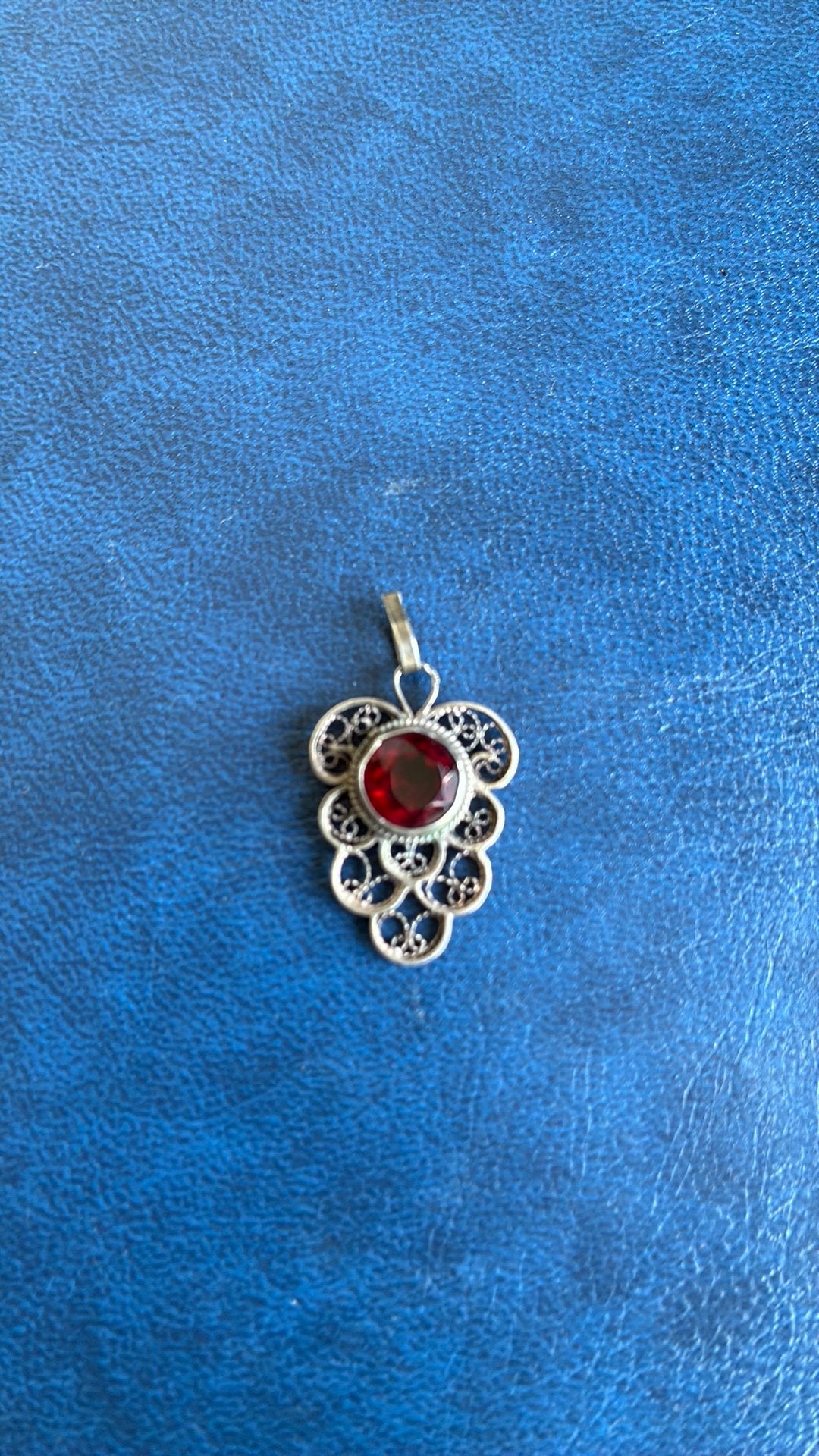 Zilver filigraine hanger met robijnkleurige strass, Ophalen of Verzenden, Gebruikt, Zilver, Zilver
