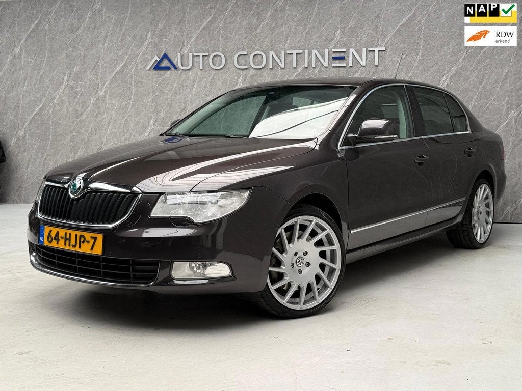 Skoda Superb 3.6 FSI 4x4 Elegance 360 PK / Goed Onderhouden, Auto's, Skoda, Automaat, Zwart, Beige, Bedrijf