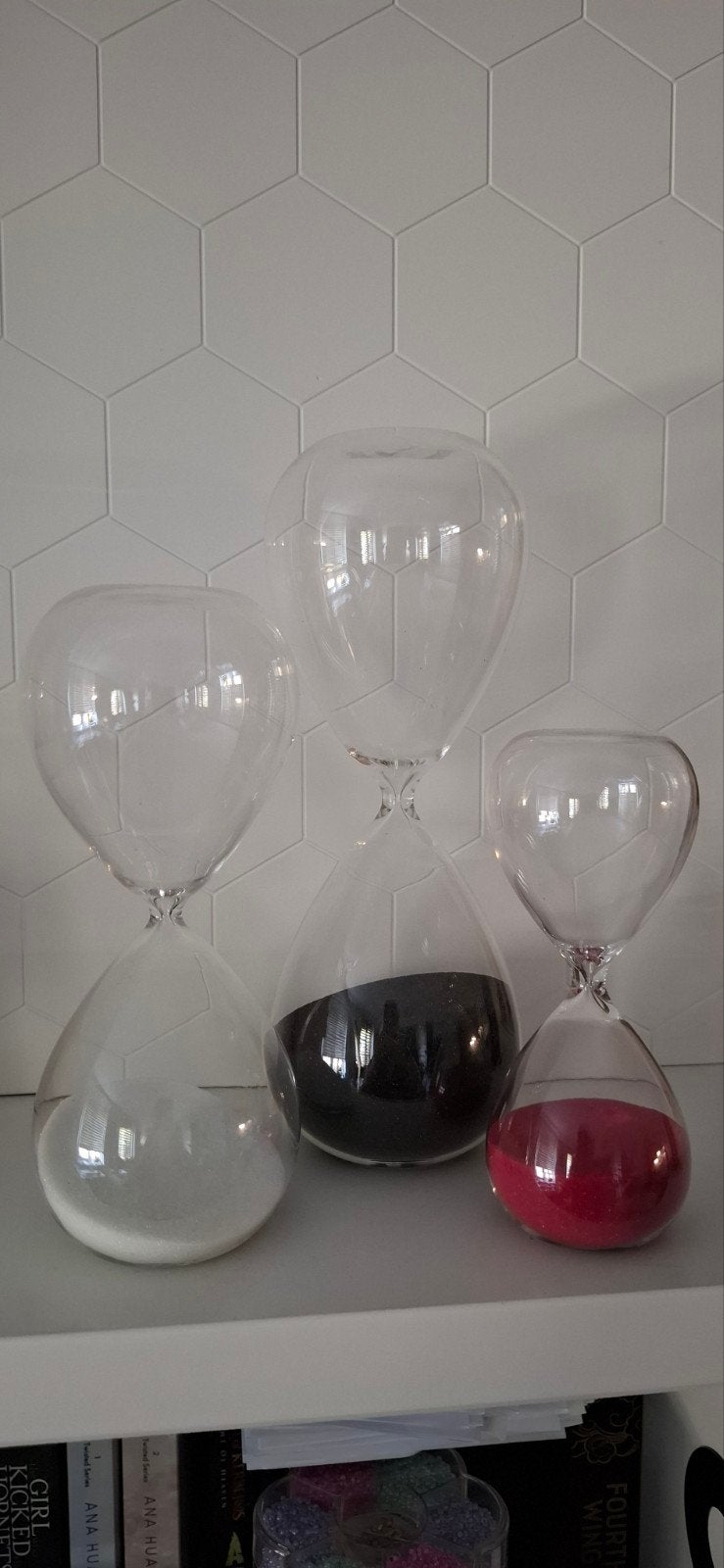 3 glazen zandlopers zwart rood wit, Huis en Inrichting, Ophalen, Zo goed als nieuw, Glas
