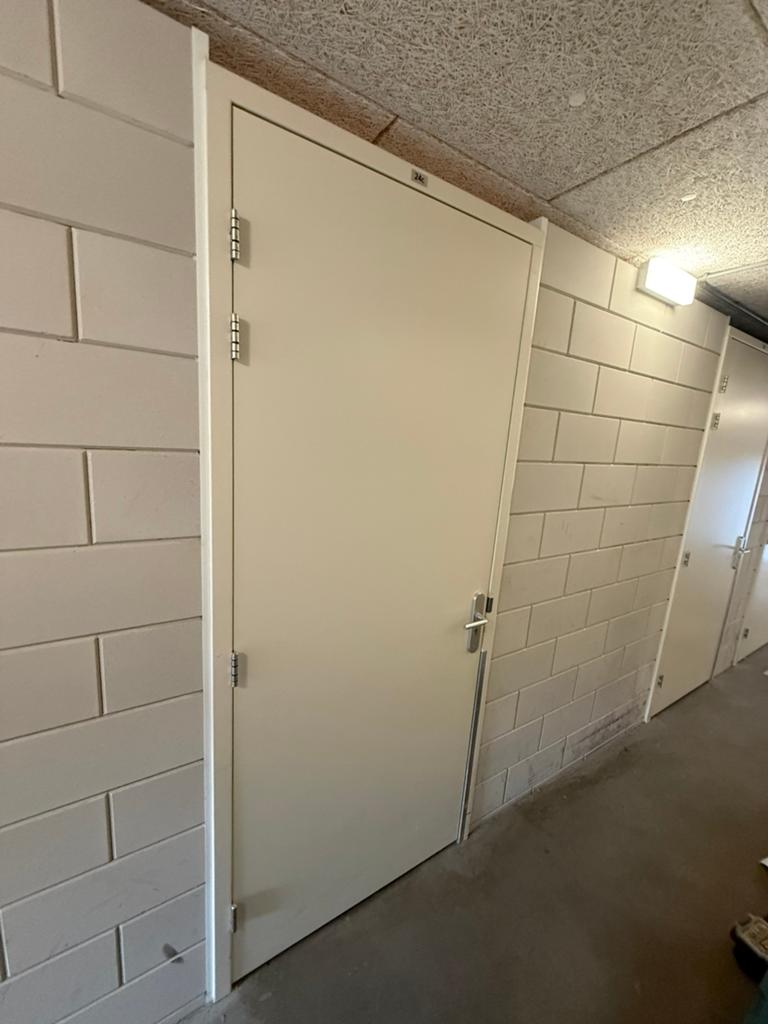Houten buiten deur met kozijn compleet., Doe-het-zelf en Verbouw, Deuren en Horren, Ophalen, Buitendeur, 215 cm of meer