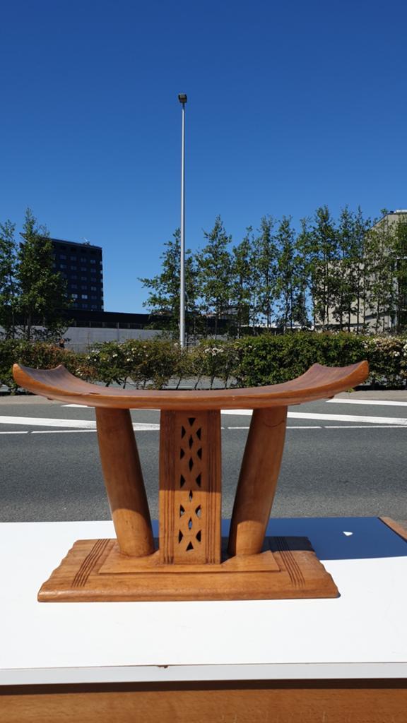 Vintage Ghanese Ashanti kruk handgesneden uit een stuk hout, Antiek en Kunst, Kunst | Designobjecten, Ophalen of Verzenden