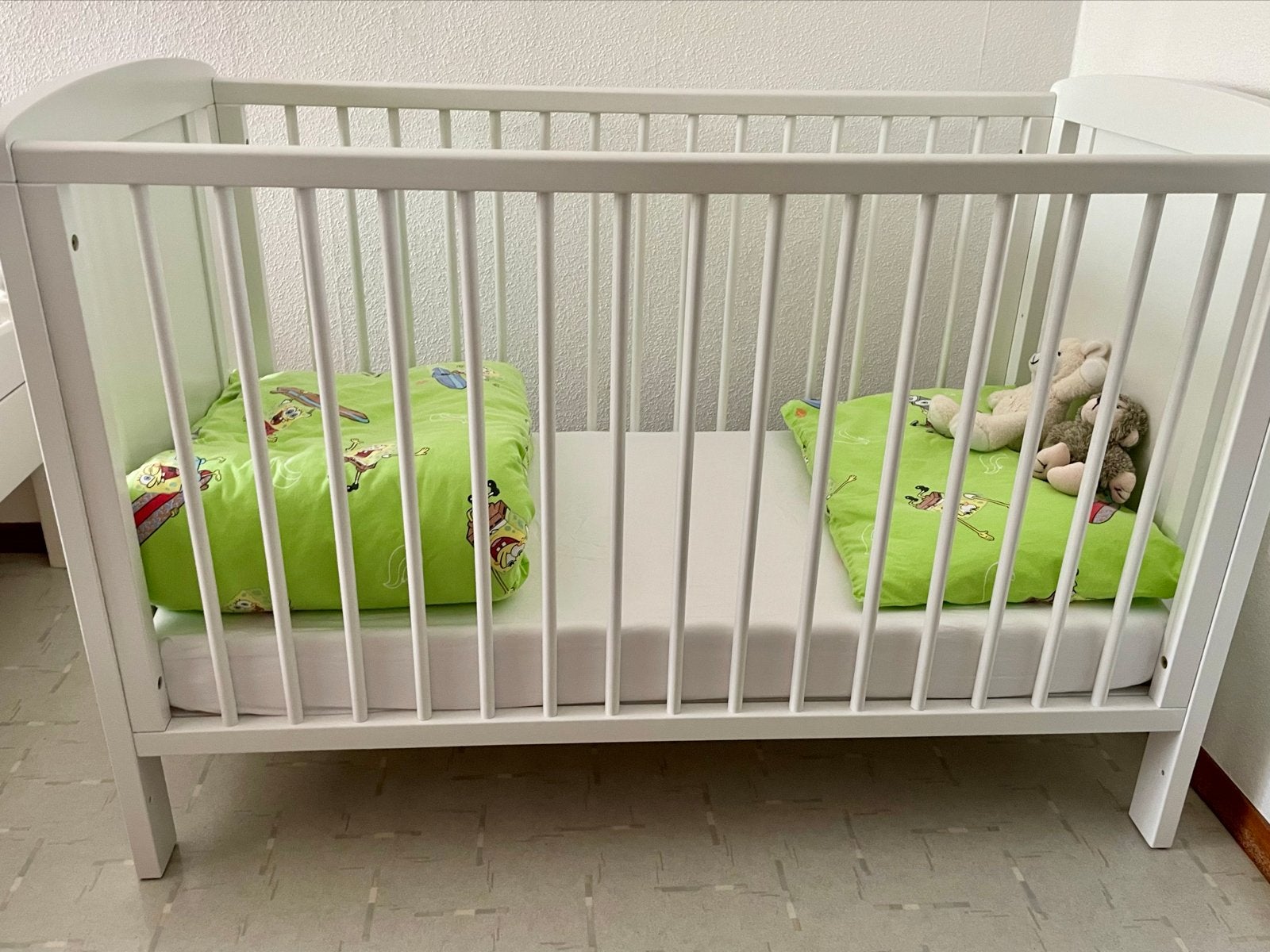 Ledikant met matras, kussen, deken en knuffels - Zo goed als, Ophalen, Zo goed als nieuw, Ledikant