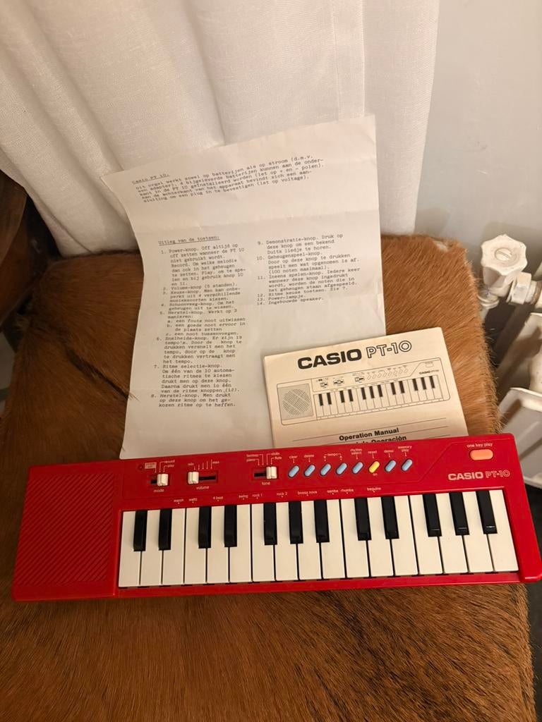 Casio PT-10 29-Key Mini Synthesizer Keyboard 1980s - Red GC, Muziek en Instrumenten, Keyboards, Ophalen of Verzenden, Overige aantallen