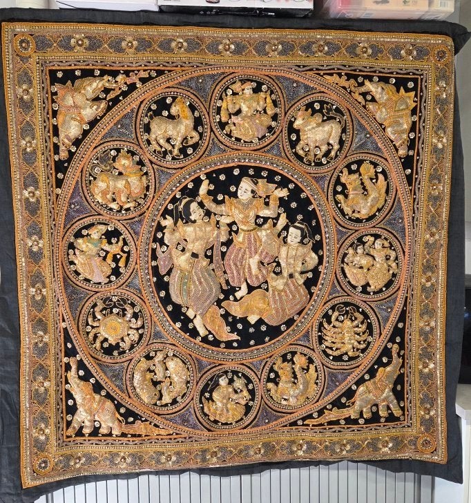 Birmaans Kalaga Wandkleed met pallieten, Antiek en Kunst, Ophalen of Verzenden