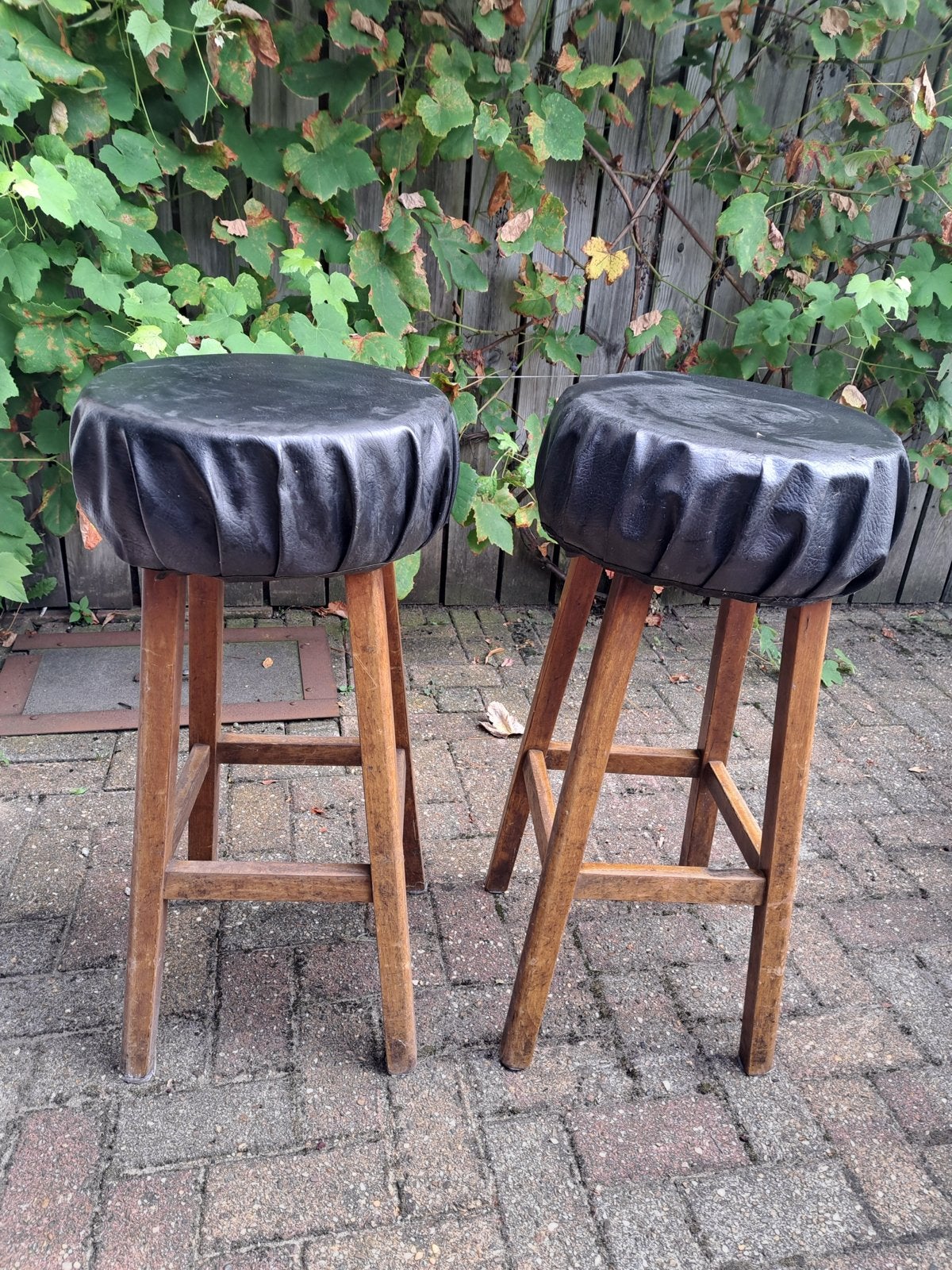 Set van 2 houten barkrukken met zwart leren zitting, Ophalen, Gebruikt, 60 tot 90 cm, Hout