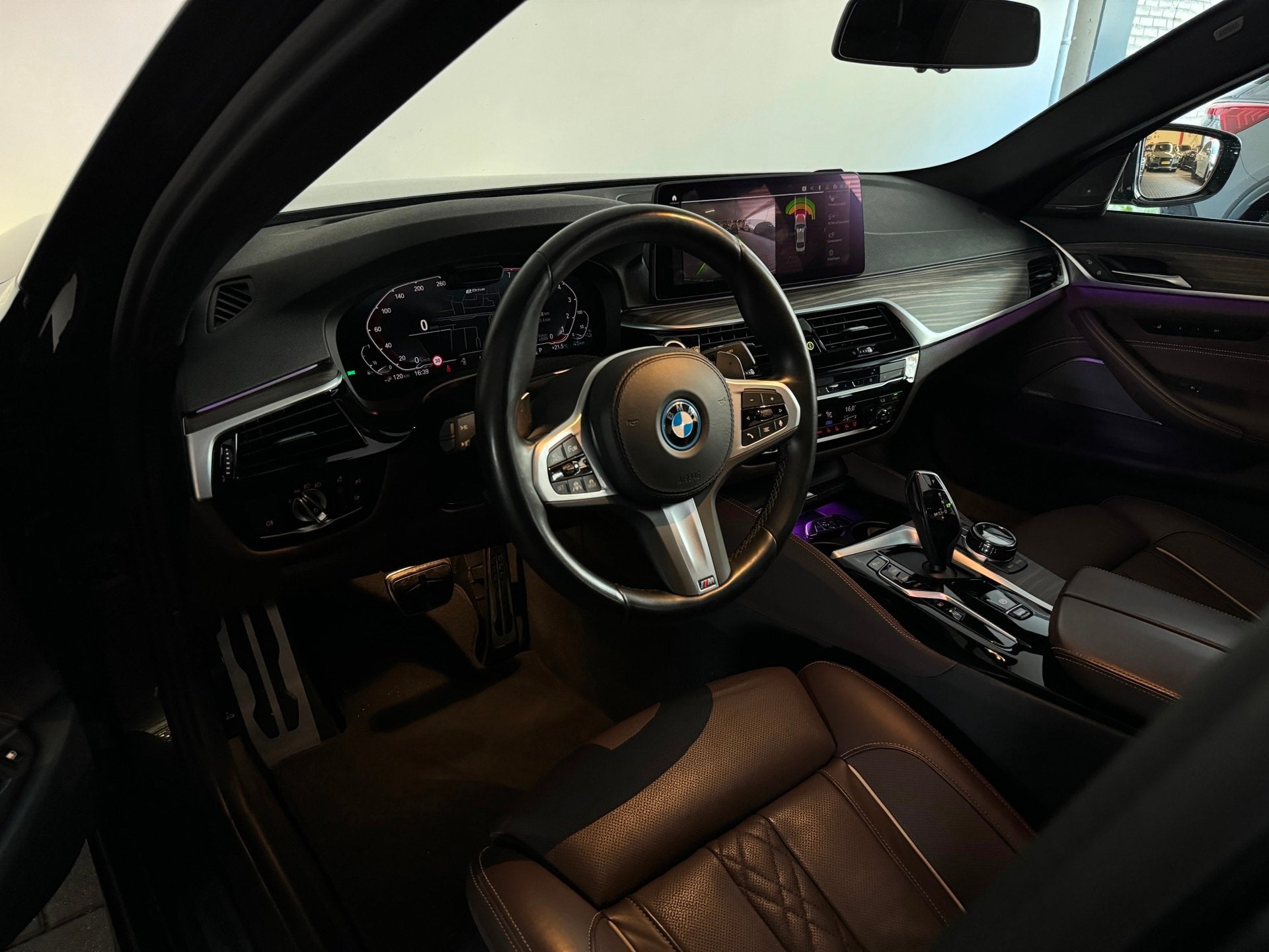 BMW 5-serie 545e xDrive Pano|HuD|Drive Assist|Stoelventilati, Auto's, Dealer onderhouden, Gebruikt, Euro 6, 394 pk