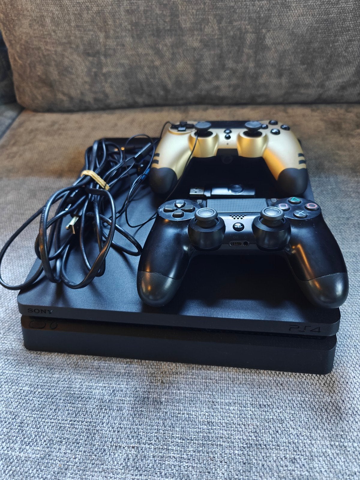 PS4 Slim 500GB Disc Edition met 2 controllers, Spelcomputers en Games, Spelcomputers | Sony PlayStation 4, Met 2 controllers, Ophalen of Verzenden