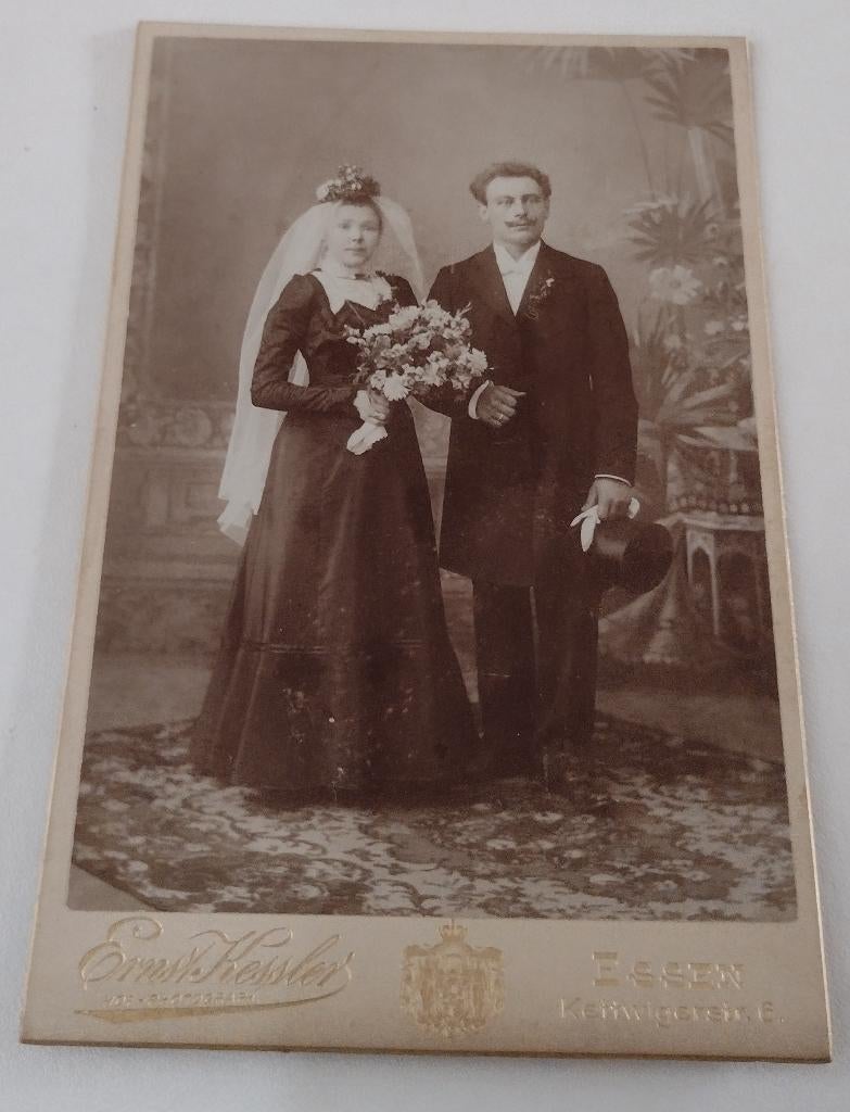 oude foto huwelijk-zwarte trouwjurk, Ophalen of Verzenden, Voor 1940, Gebruikt, Overige onderwerpen