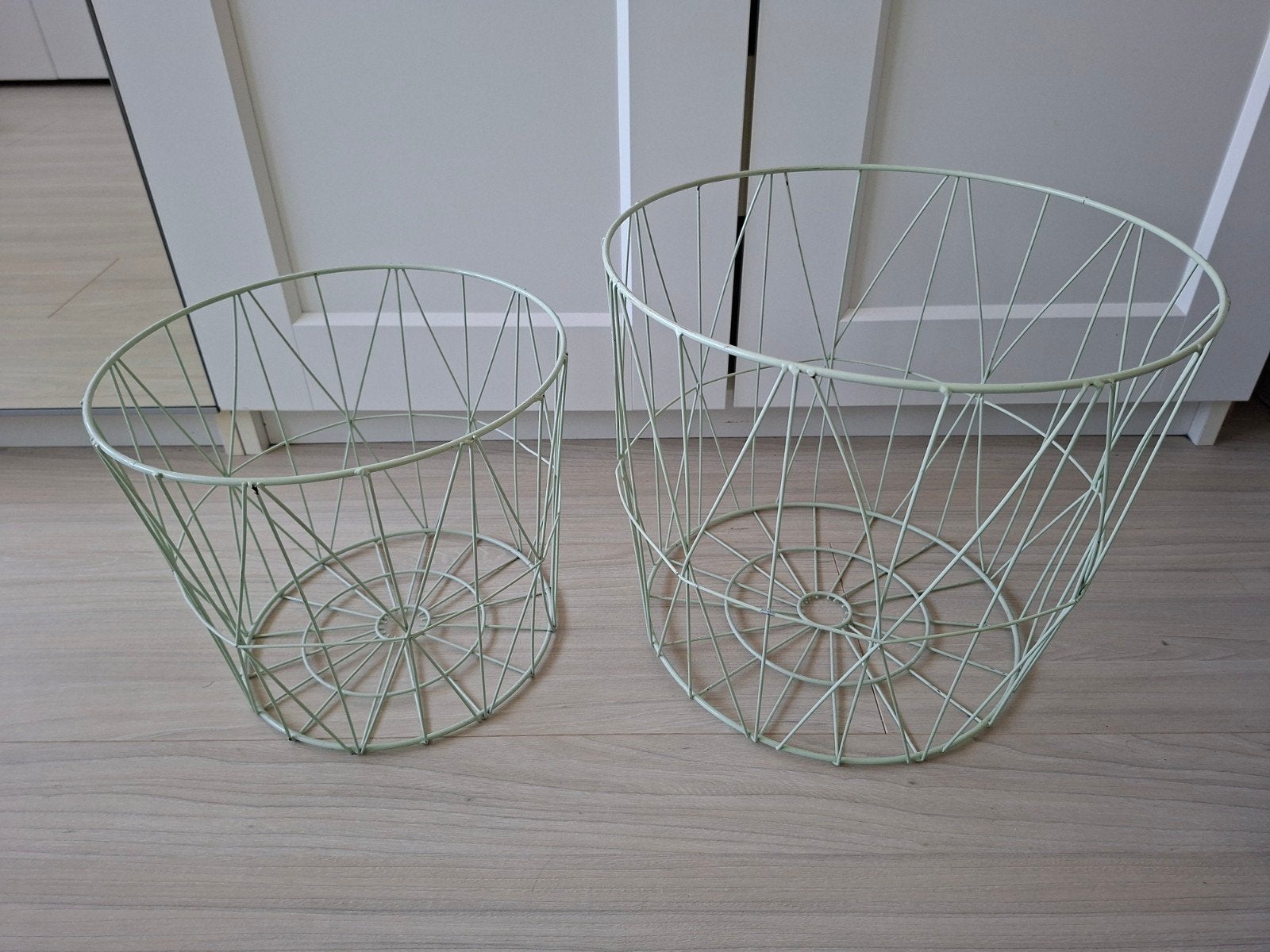 Twee metalen mintgroene draadmanden, Ophalen, Mand, Rond, Zo goed als nieuw