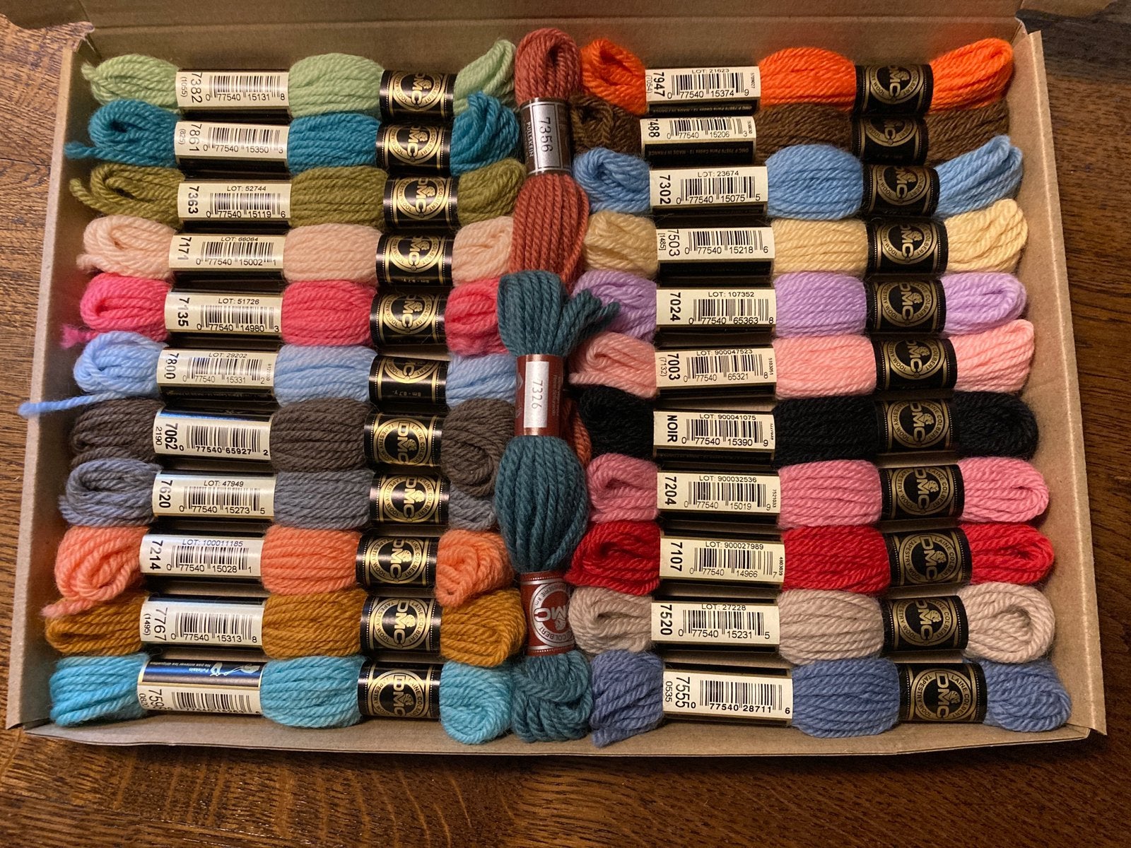 DMC dmc borduurwol borduurgaren doos vol kado Sint Kerst, Ophalen of Verzenden, Nieuw, Handborduren, Borduurpakket