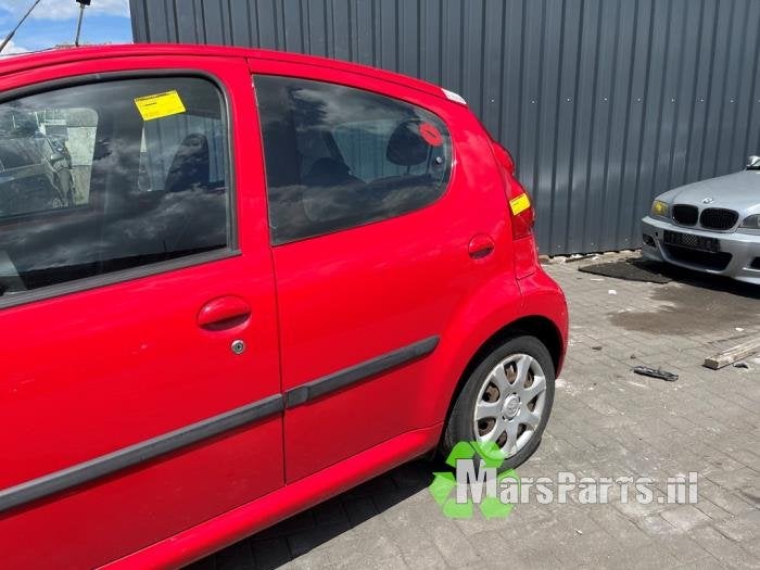Portier 4Deurs links-achter van een Peugeot 107 (KJH)