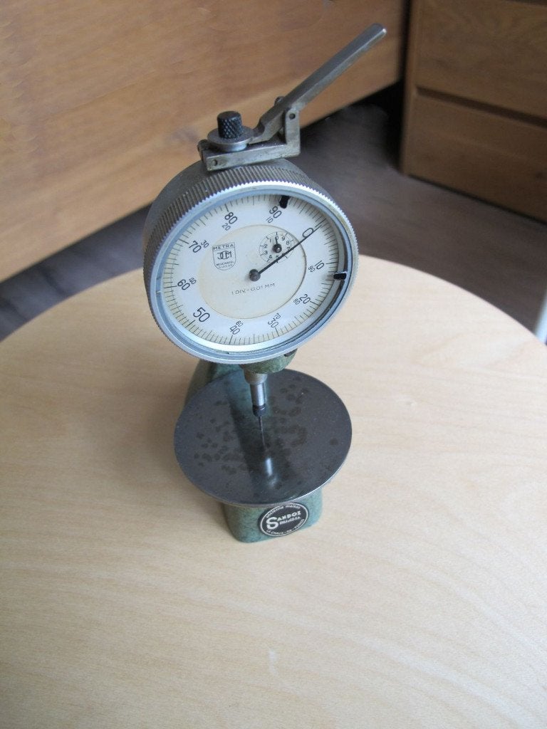 Zwitserse Meetklok Metra op een voet met meettafel Sandoz, Ophalen of Verzenden