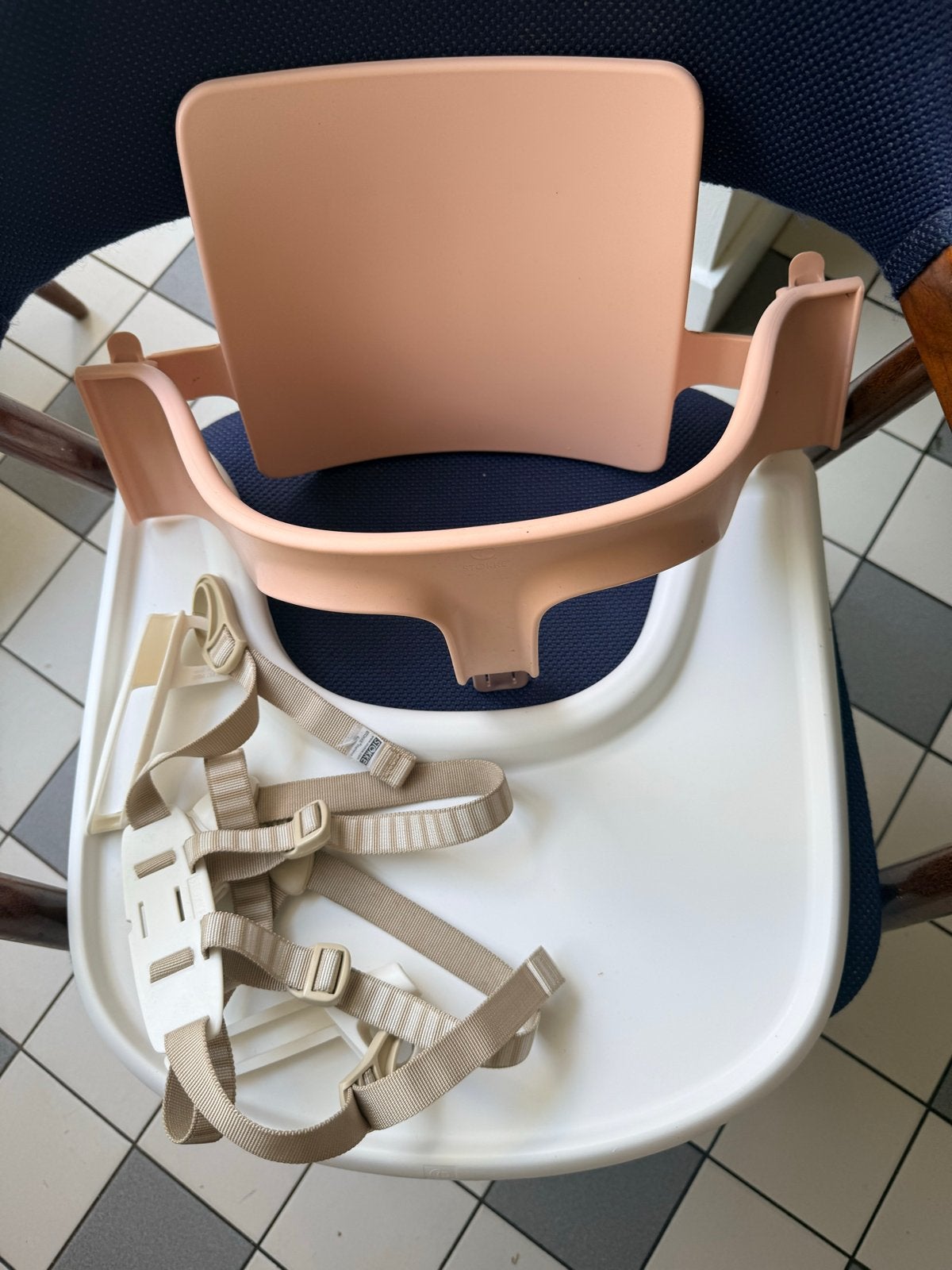 Tripp Trapp Baby Set met tafel & harnas, Kinderen en Baby's, Kinderstoelen, Ophalen, Gebruikt, Meegroeistoel, Afneembaar eetblad