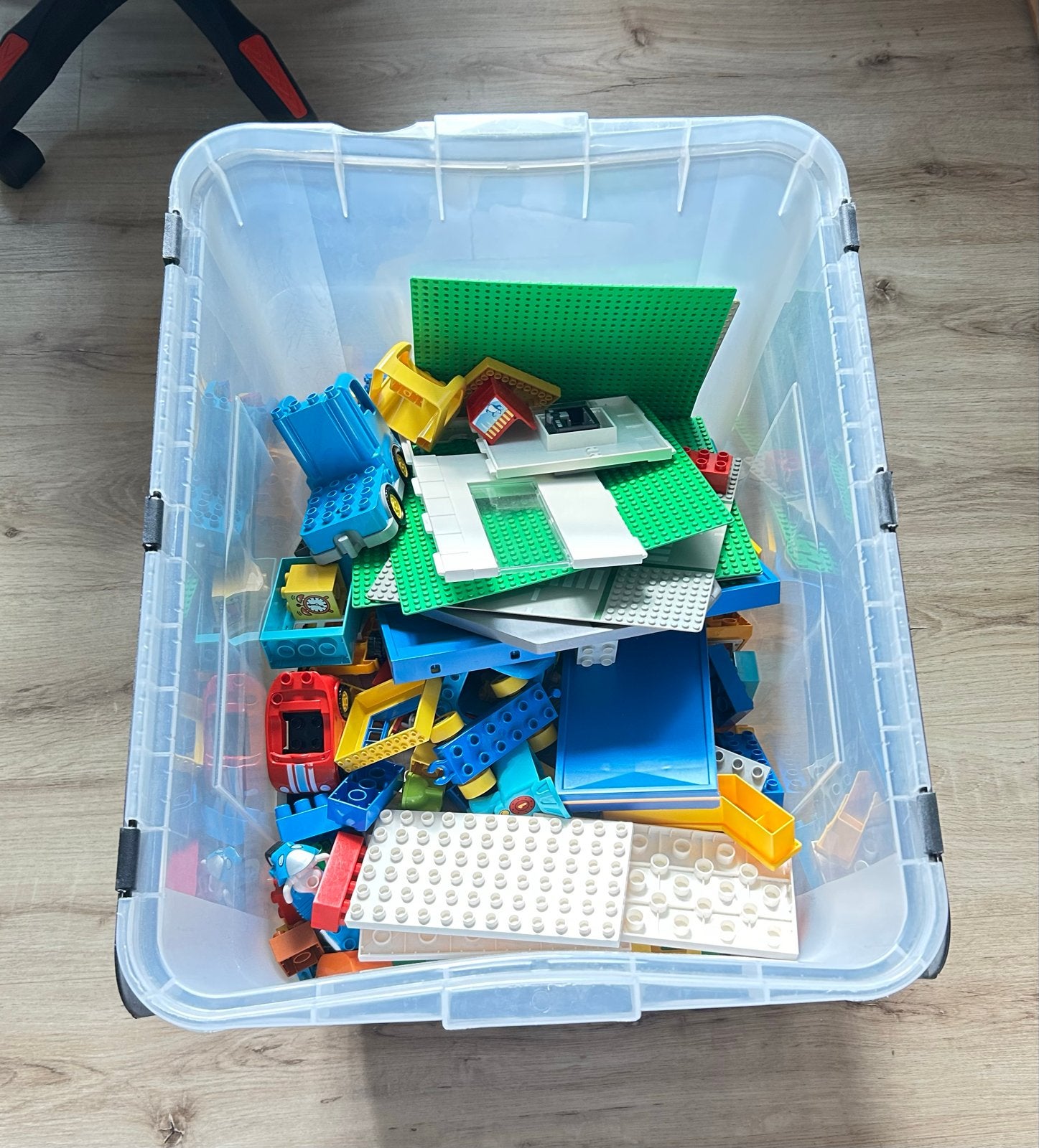Grote bak met diverse Lego en Duplo bouwstenen, Gebruikt, Inclusief extra onderdelen, Lego, Ophalen of Verzenden