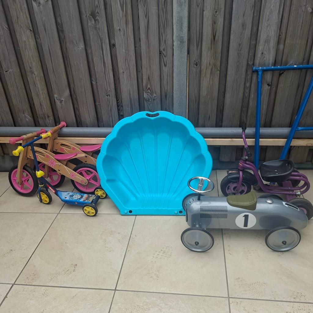 Gratis kinderspeelgoed: loopfietsen, zandbak, loopauto, Ophalen of Verzenden, Gebruikt