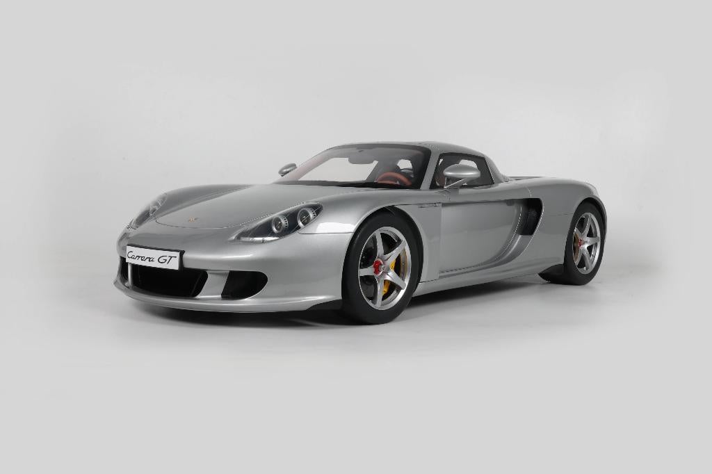 GT Spirit 1:8 Porsche Carrera GT silver 2003 incl. showcase, Hobby en Vrije tijd, Modelauto's | 1:5 tot 1:12, Ophalen, -, Nieuw