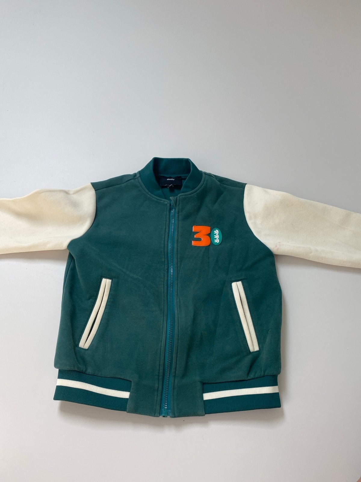 Maat134/140Stoere Varsity Jacket met auto print  Groen/Crème, Verzenden, Gebruikt, Jongen of Meisje