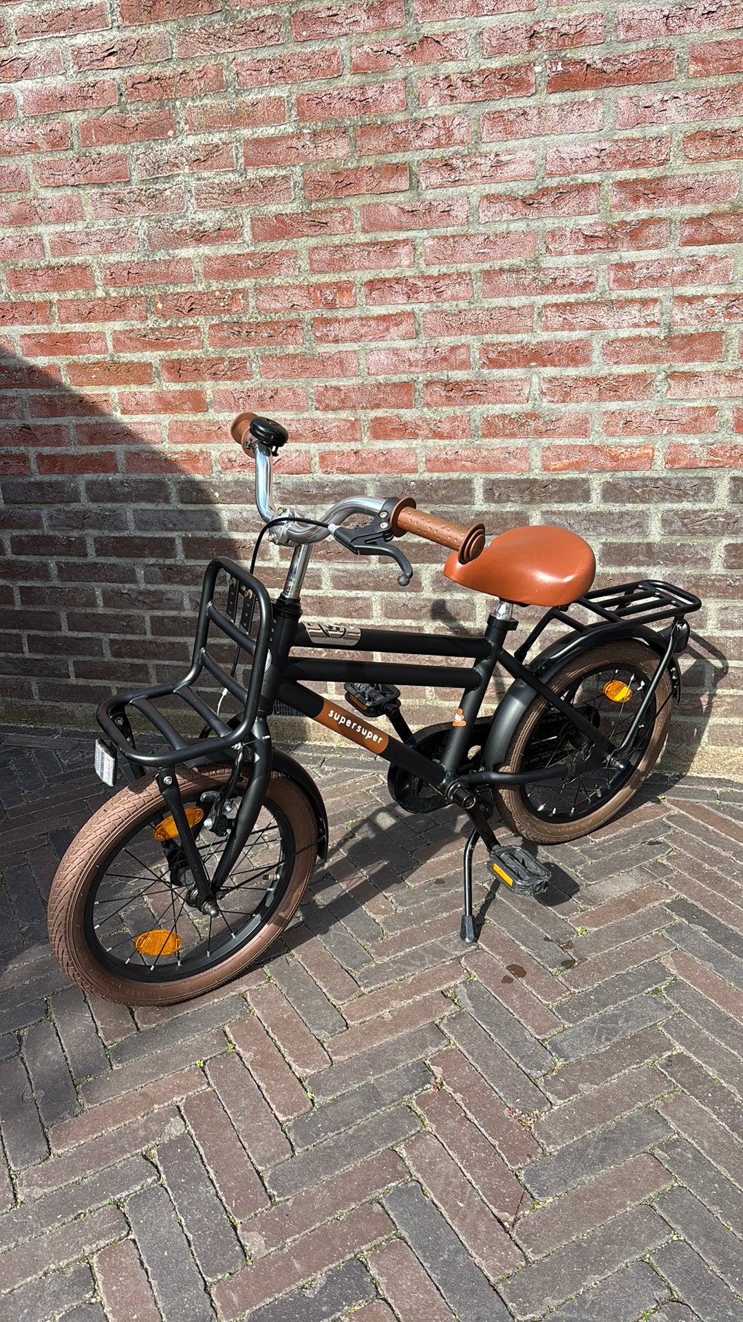 Super Super 16 inch kinderfiets zwart met zijwieltjes, Ophalen of Verzenden, Zo goed als nieuw, 16 tot 20 inch, Zijwieltjes