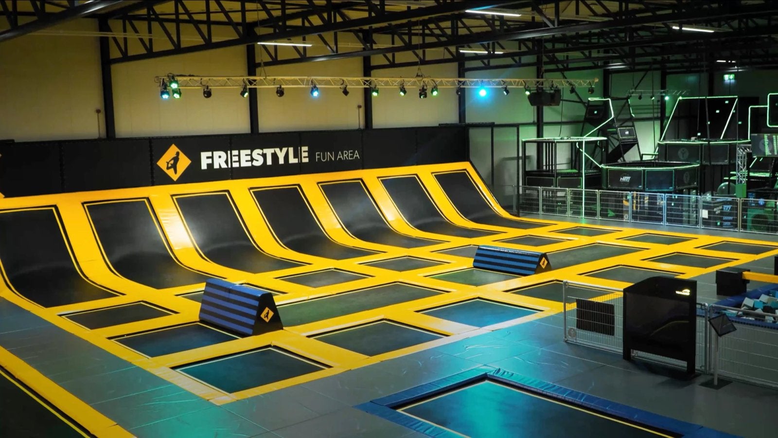 Groot trampolinepark met diverse attracties, Ophalen, Nieuw