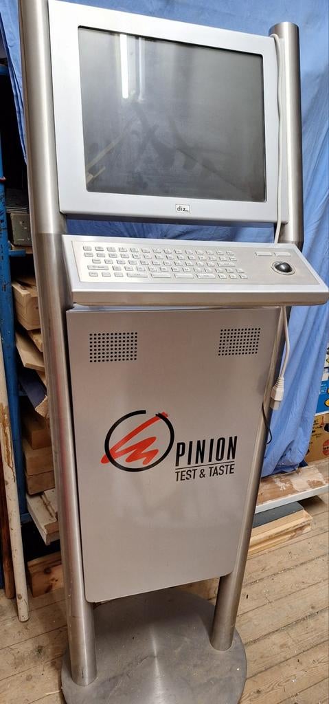 Rvs zuil met monitor en toetsenbord, Ophalen