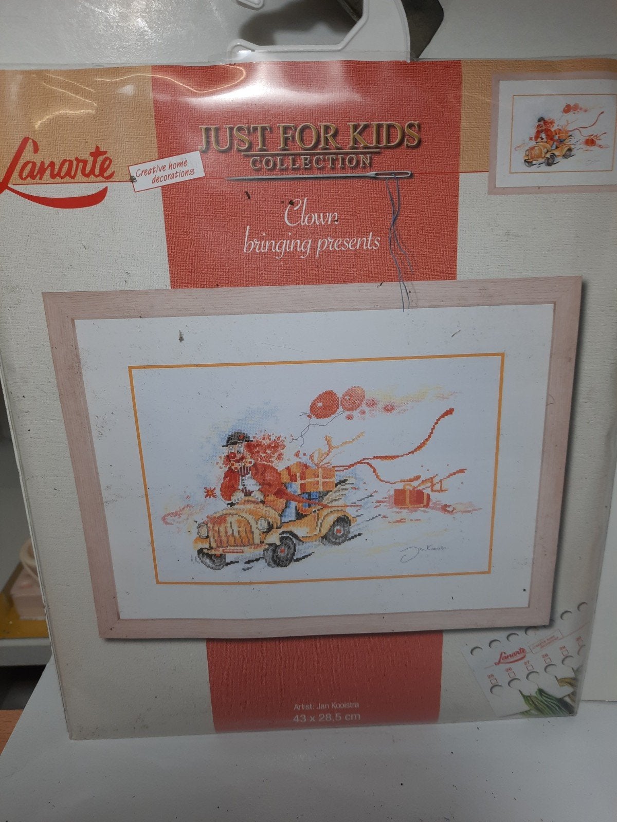 Lanarte Borduurpakket "Clown bringing presents" - Nieuw, Verzenden, Nieuw, Handborduren, Borduurpakket