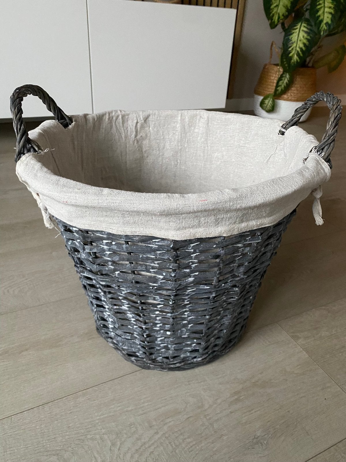 Rieten mand met stoffen voering, Ophalen, Mand, Rond, Zo goed als nieuw