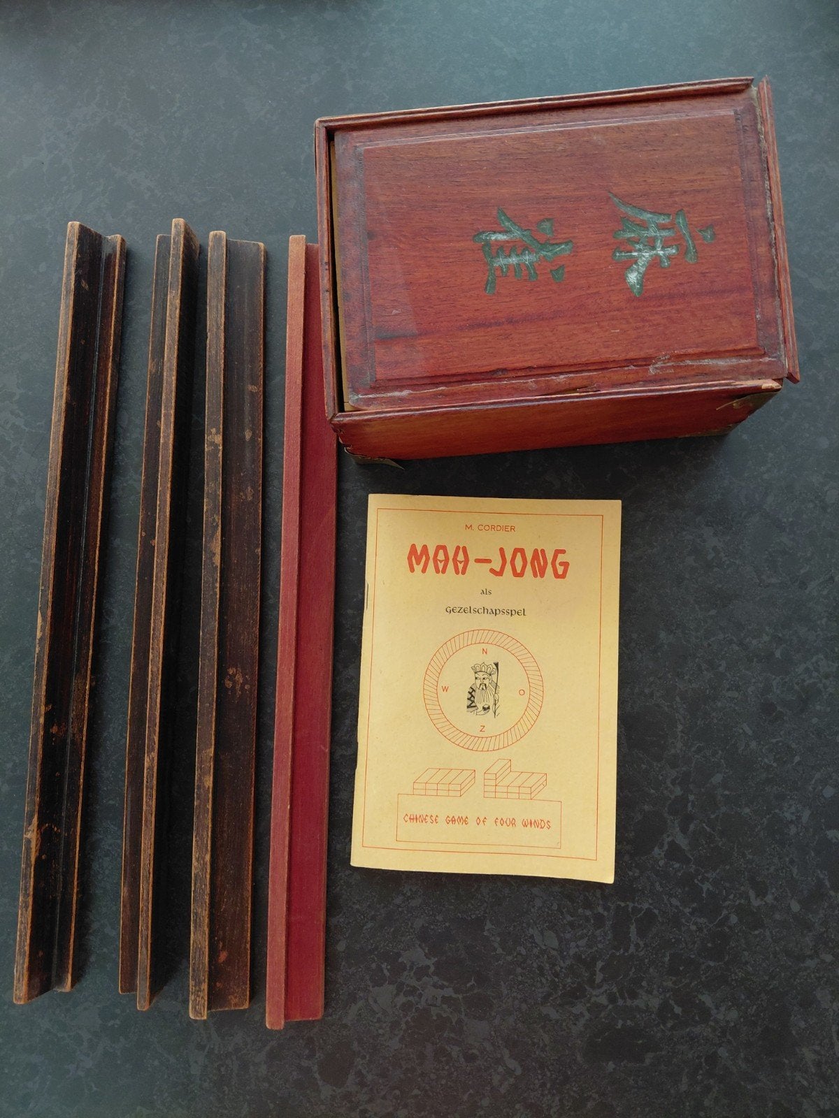 Vintage Mahjong spel in houtenï kist met handleiding, Drie of vier spelers, Ophalen of Verzenden, Gebruikt, M. Cordier (handleiding)